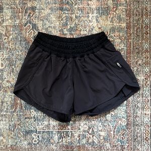 Lululemon size 4 Tracker Low-Rise Lined Short 4"